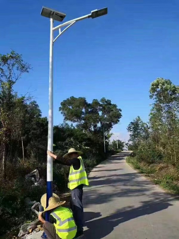 路面太阳能路灯